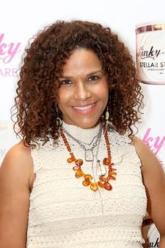 Dominique Jennings interpreta Newscaster