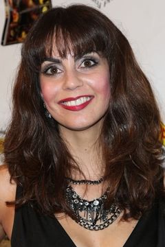 Lisa Margaroli interpreta Elvira, Mistress of the Dark (uncredited)