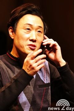 Shin Mun-Sung interpreta Security Guard