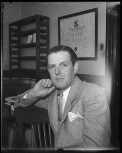 Pat Somerset interpreta British Officer