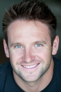 Casey Adams interpreta George