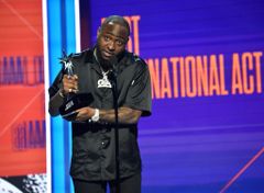 Davido interpreta Himself