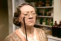 Madge Ryan interpreta Dr. Branom