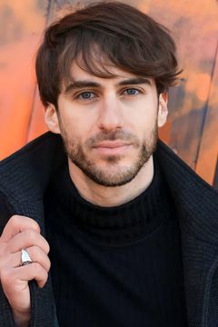 Simone Borrelli interpreta Mario (Il tecnico della Macchinetta)