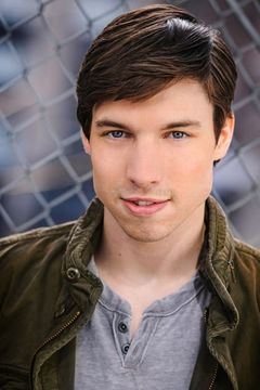 Josiah Schneider interpreta Jonathan Everett