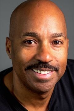 Cardwell Lynch interpreta Police Officer