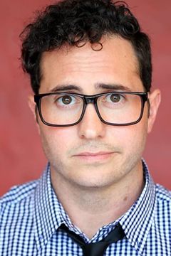 Matthew Gallagher interpreta Commander Hanz (uncredited)