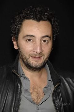 Nader Boussandel interpreta Policeman