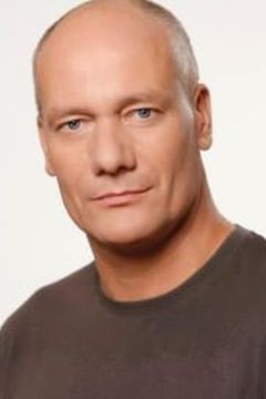 Piotr Zelt interpreta Employee of Karol's Company
