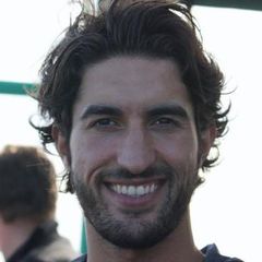 Behruz Banissi interpreta Omar Yüksel