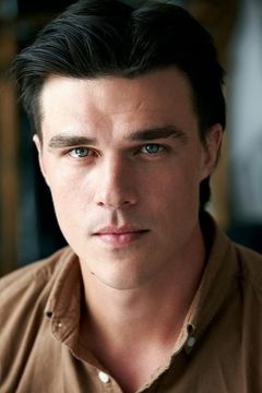 Finn Wittrock interpreta Jeff Trail