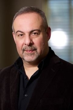 Alain Dahan interpreta Immigration Officer