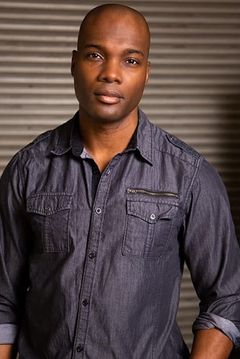Hiram A. Murray interpreta Devon
