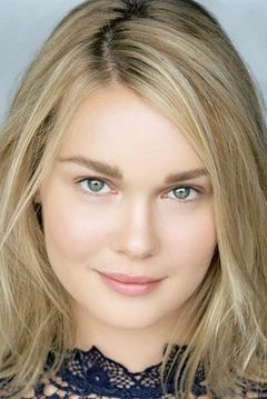 Abigail Kuklis interpreta Flight Attendant