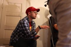 Brad Champagne interpreta Starfleet Cadet (uncredited)