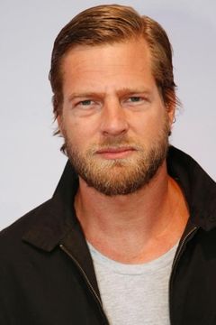 Henning Baum interpreta Mick Brisgau