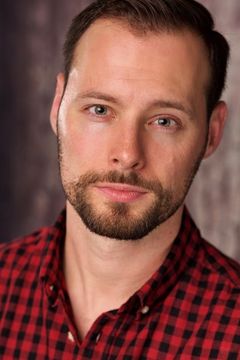 Ben Kacsandi interpreta Executive