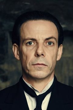 Noah Taylor interpreta Phibs