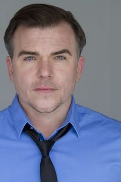 Cullen Moss interpreta Police Officer Bass