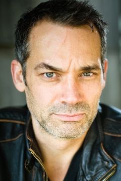 Todd Thomson interpreta Sam Albert