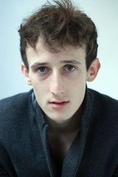 Oliver Cywie interpreta Simon Zygler