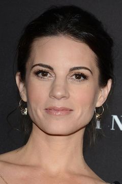 Leah Cairns interpreta Lois Cooper