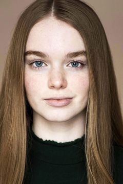 Summer H. Howell interpreta Renee Mersault
