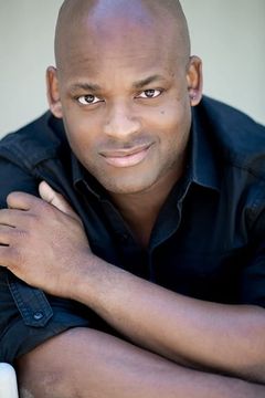 Doron Bell interpreta Tim