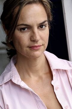 Maite Garcia interpreta Phantom's Wife (uncredited)