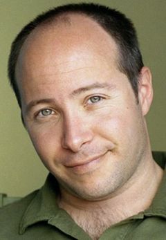 Jon Spinogatti interpreta Nicholas the Butler