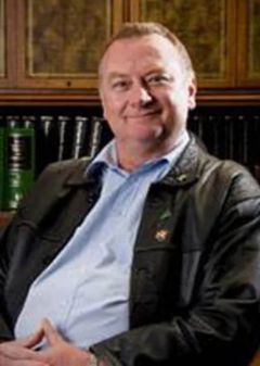 Alan Cinis interpreta Eddie Marshall