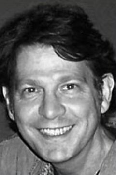 Carey Eidel interpreta Benjamin's Dad