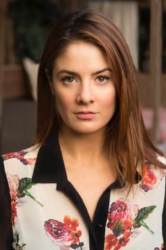 Emily Tremaine interpreta Mallory
