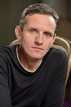 Vladislav Komarov interpreta Oleg Nikolaevich Loginov