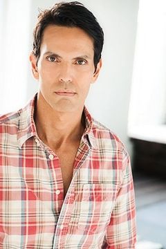 James Costas interpreta Insider