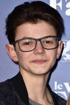 Ryan Brodie interpreta Victor