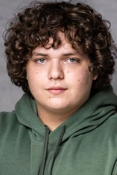 Aidan Kalechstein interpreta Older Boy