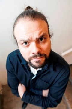 Lars Berrum interpreta Stage performer