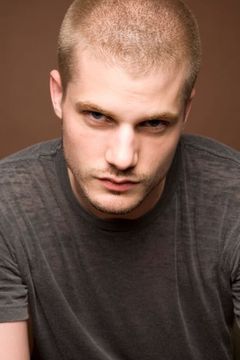 Jay Brannan interpreta Ceth