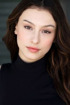 Jennifer Michele interpreta Ella