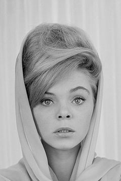 Jenny Maxwell interpreta Ellie Corbett
