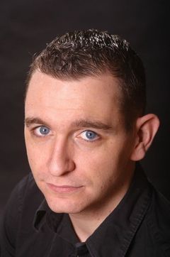 Scott Christie interpreta Ricky