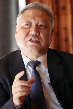 Kwon Il-yong interpreta News Panel Profiler