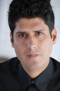 Ricardo Vargas interpreta Costumer (uncredited)