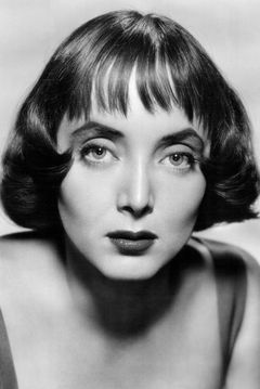 Carolyn Jones interpreta Miss Finch