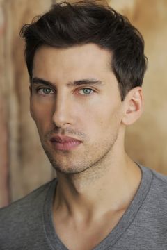Aaron Schroeder interpreta Cabaret Puppet (voice)