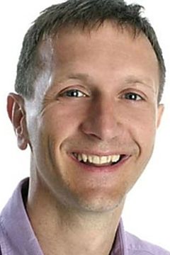 Rory Morrison interpreta Radio Newsreader