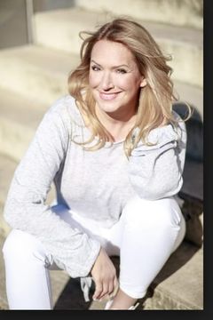 Katja Mitchell interpreta Vorgesetzte Edgars