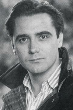 Tony Slattery interpreta Deveroux