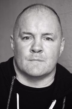 Duncan Airlie James interpreta Terry the Trainer